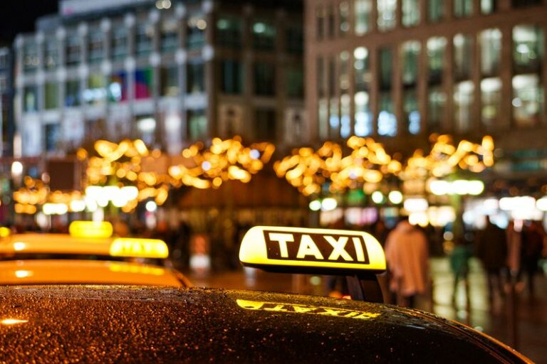Świecący znak taxi na pojeździe