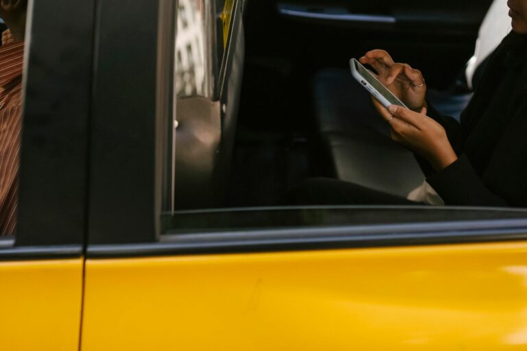 Formy płatności za taxi w Łodzi – gotówka, BLIK, karta
